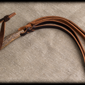 cuarta chica de asta de ciervo rojo tallada con casco de caballo