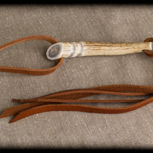 Cuarta de asta de venado tallada con casco de caballo