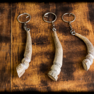llavero de punta de asta de venado tallado